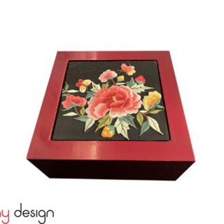 Square lacquer box with  flower embroidered cap